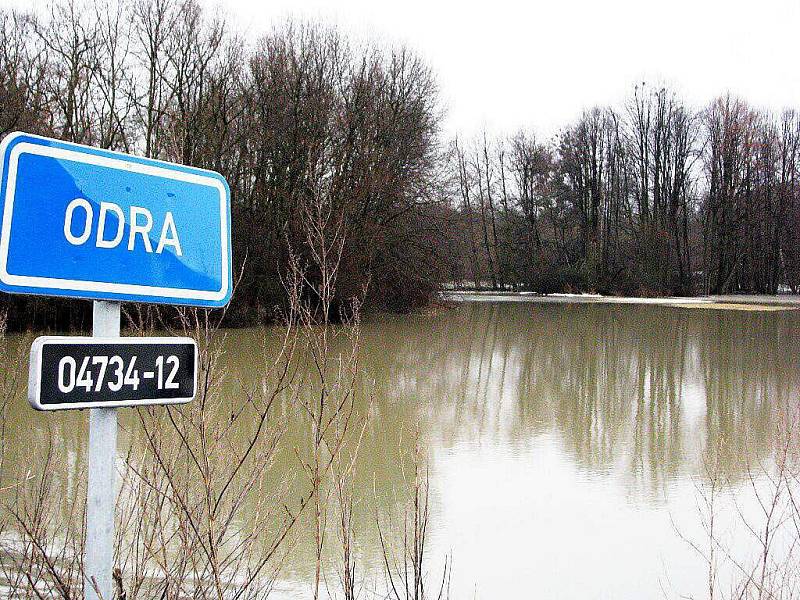 Zalité louky okolí řeky Odry mezi Suchdolem nad Odrou a Kunínem jsou průvodním znakem jarního tání. Takto to vypadalo vsobotu dopoledne.