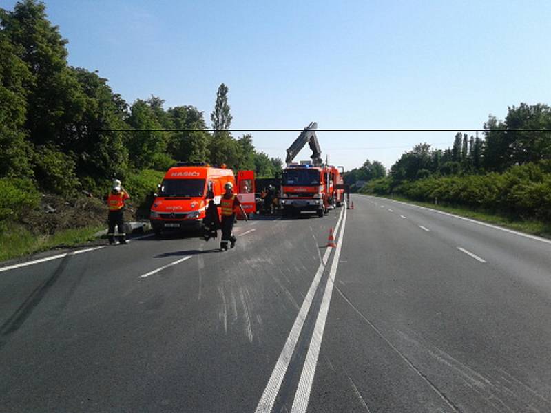 Dnes dopoledne  se na silnici číslo R48 mezi Starým a Novým Jičínem stala dopravní nehoda. Ke kolizi kamionu byli přivoláni hasiči.