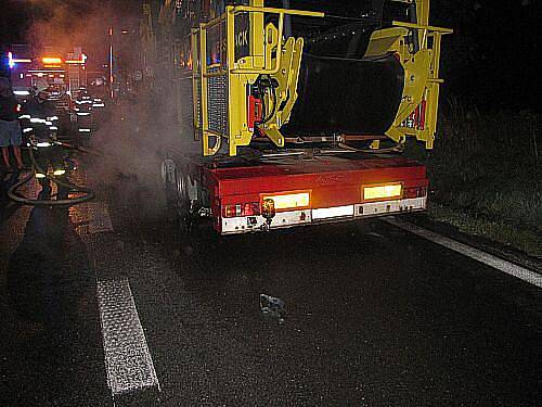 Čtvrteční požár nákladního vozidla DAF. Vlivem technické závady na brzdné soustavě vleku nákladního motorového vozidla došlo k zahoření prostředního kola zadní levé nápravy vleku.