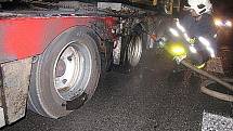 Čtvrteční požár nákladního vozidla DAF. Vlivem technické závady na brzdné soustavě vleku nákladního motorového vozidla došlo k zahoření prostředního kola zadní levé nápravy vleku.
