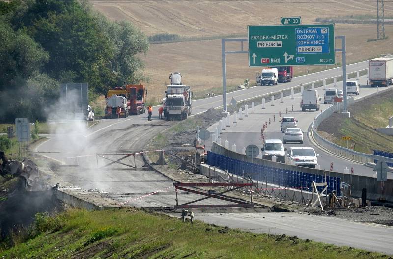 Od čtvrtka 1. srpna jezdí řidiči na D48 po novém betonovém svršku. Stavebí práce se přemístily na druhou polovinu vozovky.