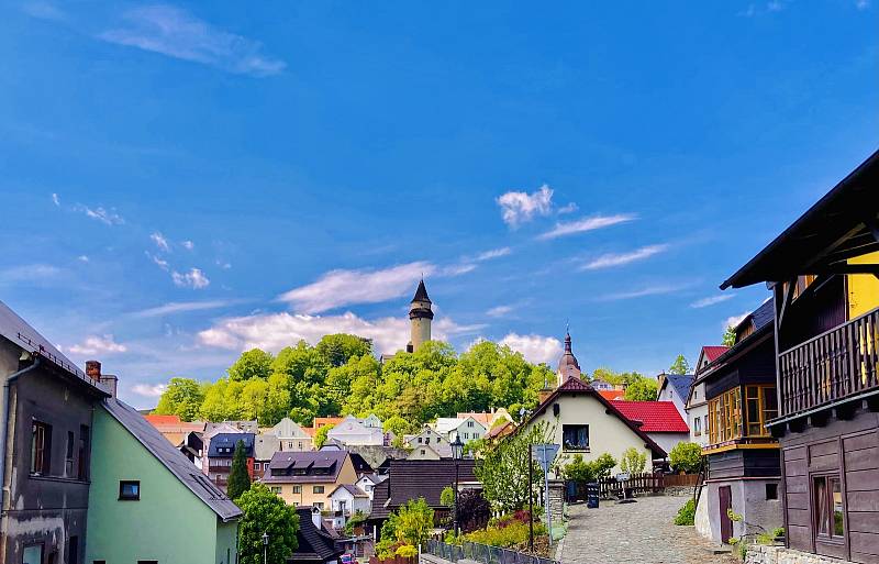 Působivá panoramata nabízí výletní trasa přes Lichnov vedoucí z Frenštátu pod Radhoštěm do Štramberka, květen 2022.