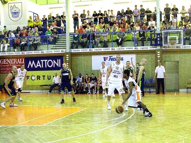 Basketbalisté Nového Jičína (v bílém) ztratili deetibodový náskok, aby nakonec zvítězili nad Opavou 86:82.