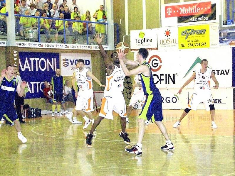 Basketbalisté Nového Jičína (v bílém) ztratili deetibodový náskok, aby nakonec zvítězili nad Opavou 86:82.