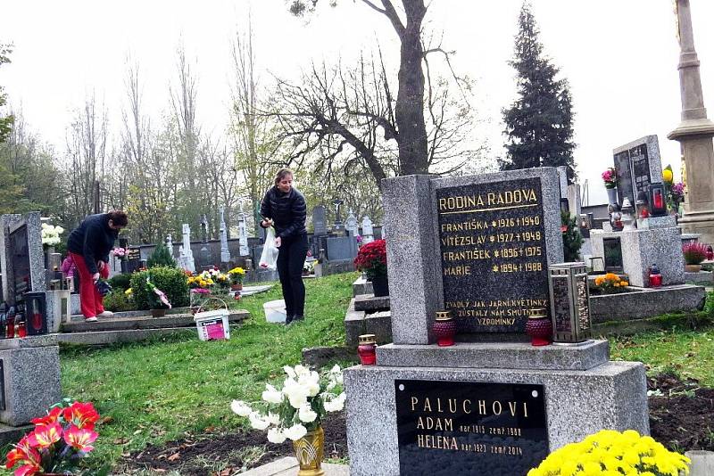 Stovky lidí i na Novojičínsku zamířily o tomto víkendu na hřbitovy. Důvodem byl svátek Památka zesnulých neboli Dušičky.