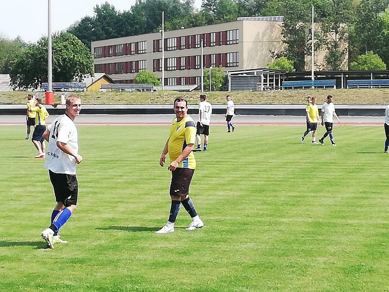 Fotbalisté Libhoště (ve žlutých dresech) zahájili přípravu vítězně. V sobotním derby porazili Kopřivnici na jejím hřišti 5:3.