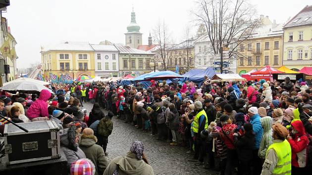 Svatého Martina na bílém koni s jeho družinou (v pozadí) vítají každoročně na frenštátském náměstí stovky lidí. Letos tak tomu po mnoha desetiletích nebude.