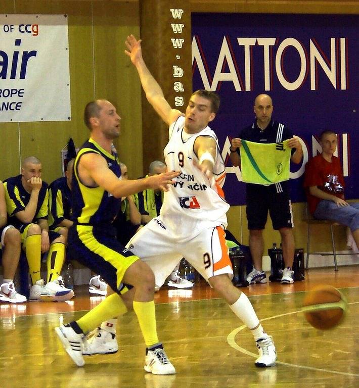 Basketbalisté Nového Jičína (v bílém) ztratili deetibodový náskok, aby nakonec zvítězili nad Opavou 86:82.