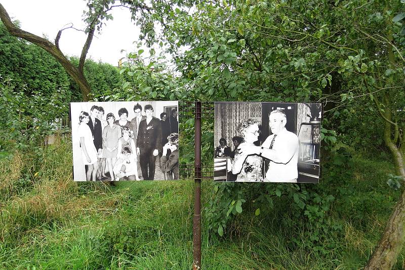 Fotografie zdobí Galerijní ulici v Jistebníku, ale i další místa v obci.