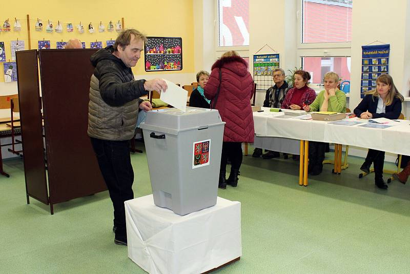 V Mořkově musely členky volební komise vyrazit s volební urnou do terénu ještě hodinu před koncem prvního kola prezidentských voleb.