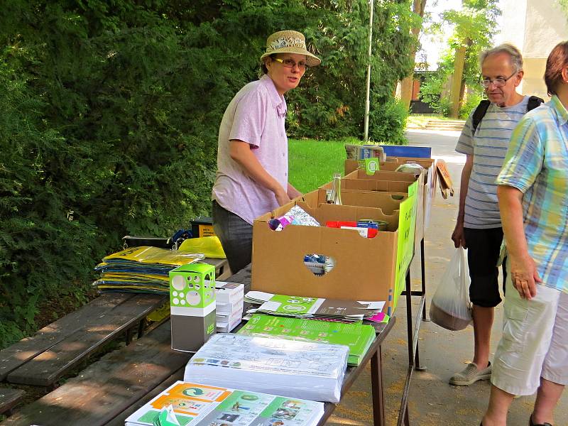 Kolik recyklovatelného odpadu se dá najít ve směsném odpadu měli možnost vidět v úterý 18. června návštěvníci městského parku v Příboře.