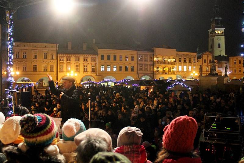 V Novém Jičíně se sešlo na náměstí při zpívání koled kolem čtyř stovek lidí. Se zpíváním pomáhali členové pěveckého sboru Ondrášek a sboru Rarášek se sbormistrem Josefem Zajíčkem. 