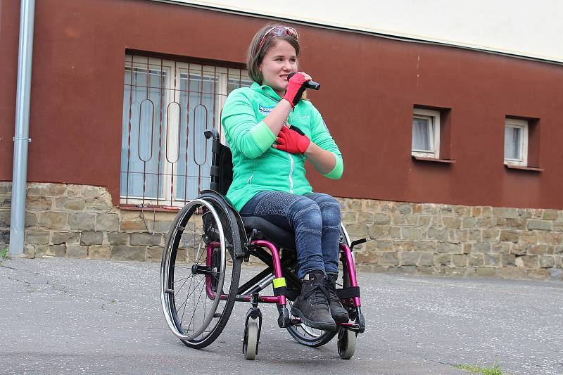 Kristýnka lyžuje na monoski. Premiérový benefiční běh, který pořádala skupina žáků Smajlíci ze Základní školy T. G. Masaryka v Bílovci, jí má pomoci v jejím sportovním snažení.