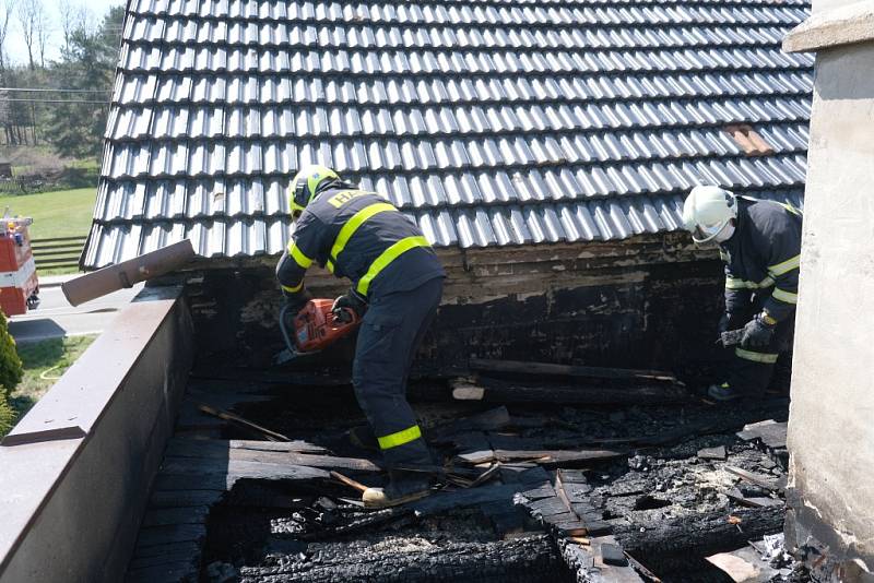 V Hladkých Životicích hořel dům, škoda je okolo 400 tisíc.