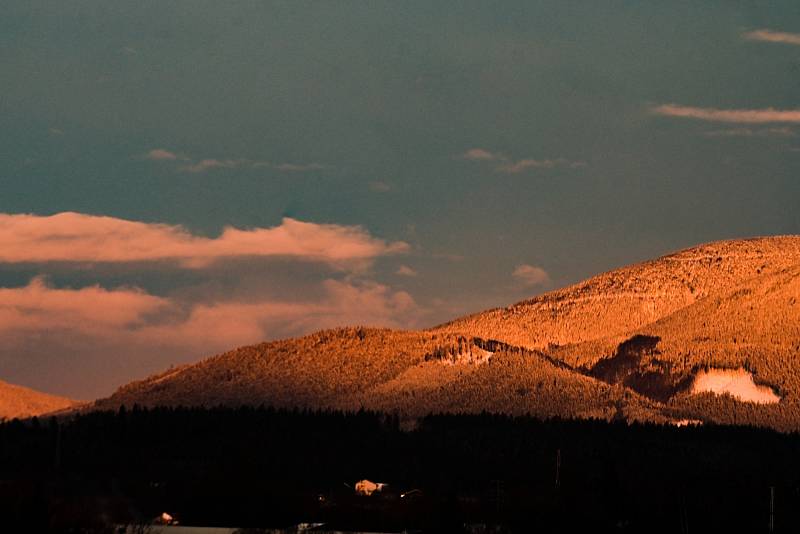 Slunce, sníh, vítr, Lysá hora a Beskydy. Ilustrační foto.