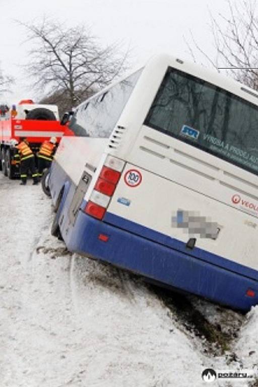 Dvě jednotky hasičů vyjelo v pondělí 28. ledna po poledni k nehodě linkového autobusu ve Staré Vsi. Hasiči vyprošťovali čtyři cestující a řidiče.