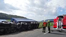 Čtyři jednotky hasičů zasahovaly v pondělí dopoledne u nehody nákladního automobilu MAN s 28 tunami štěrku na korbě, který skončil na silnici z Oder do Fulneku v příkopu na pravém boku.