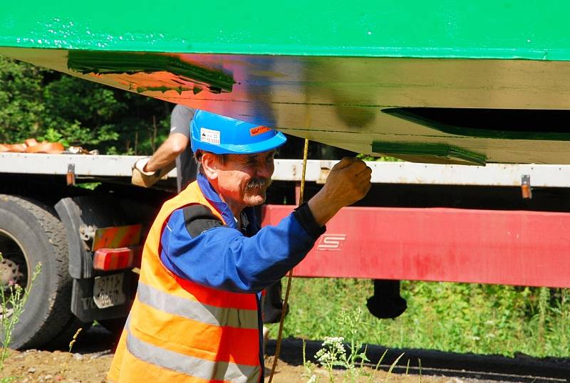 Dva několikatunové mosty se vrátily na stavbu budoucí cyklostezky. Prošly kompletní opravou a doplnily dalších pět přemostění na téměř desetikilometrové trase z Nového Jičína do Hostašovic.