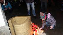 Vzpomínkového setkání k sedmému výročí úmrtí Václava Havla se na novojičínském Masarykově náměstí zúčastnila více než stovka lidí.