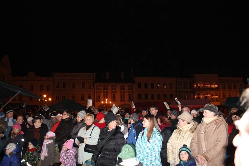 Akce Česko zpívá koledy na náměstí v Novém Jičíně. 