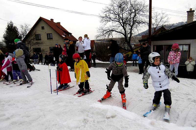 Maškarní rej na lyžích na sjezdovce Polďák. 