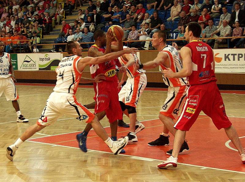 Snímky z utkání Unibon Nový Jičín – BK JIP Pardubice 67:80.