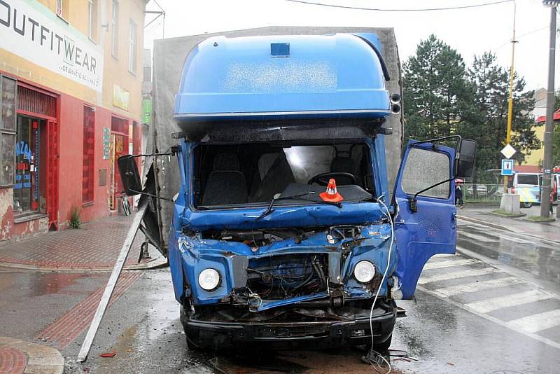 20. července krátce po půl jedné odpoledne nedobrzdil 49letý řidič své nákladní vozidla Avie a narazil do vpředu stojícího nákladního vozidla Iveco. K tragické nehodě došlo na křižovatce v Bílovci na ulici Dukelská.
