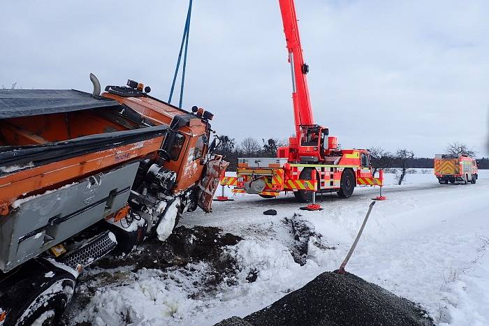 Hasiči mají v těchto dnech plno práce také s vyprošťováním vozidel ze sněhu. Snímek je z akce ve Velkých Heralticích.