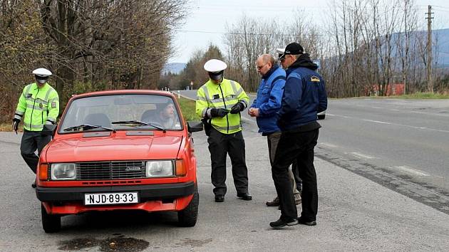 Společná preventivní bezpečnostní akce policistů z Novojičínska a Vsetínska zaměřená na kontrolu pneumatik.