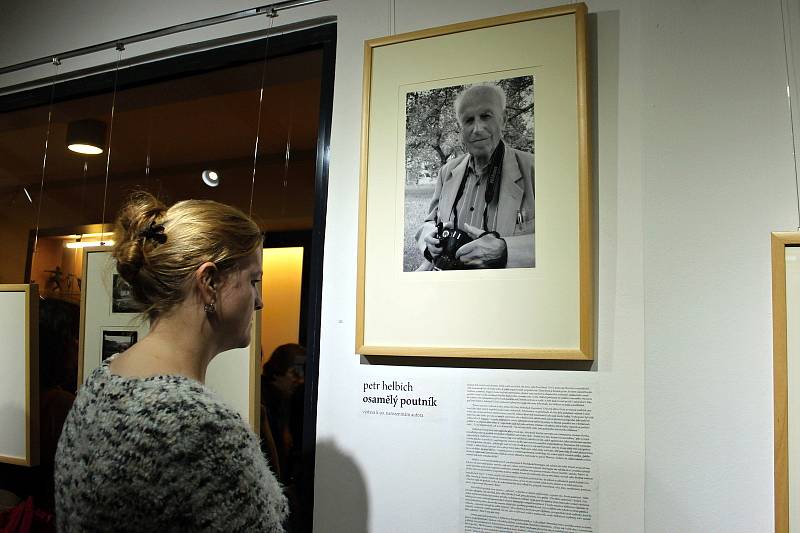 Výstava fotografií lékaře Petra Helbicha je k vidění v Lašském muzeu v Kopřivnici. Téměř devadesátiletý autor byl přítomen na vernisáži.