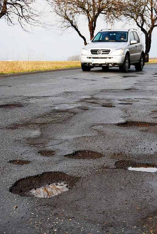 Letošní zima se tvrdě podepsala na stavu silnic na Novojičínsku. Došlo k větším škodám než tu předchozí, cesta mezi výtluky někdy připomíná slalom na cvičišti autoškoly.