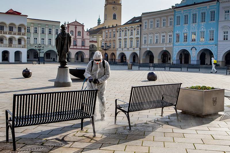 Město Nový Jičín nechalo 27. března 2020 plošně vydezinfikovat všechny autobusové zastávky, lavičky a místa, kde stojí nádoby na směsný i tříděný odpad.