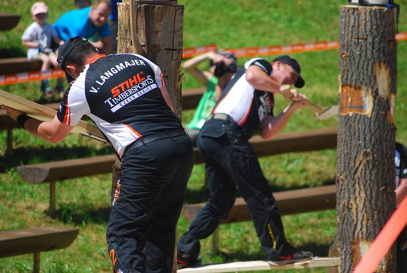 Dřevorubecké klání na Horečkách. V hlavních rolích se zde představily sekery, motorové pily a dřevo.