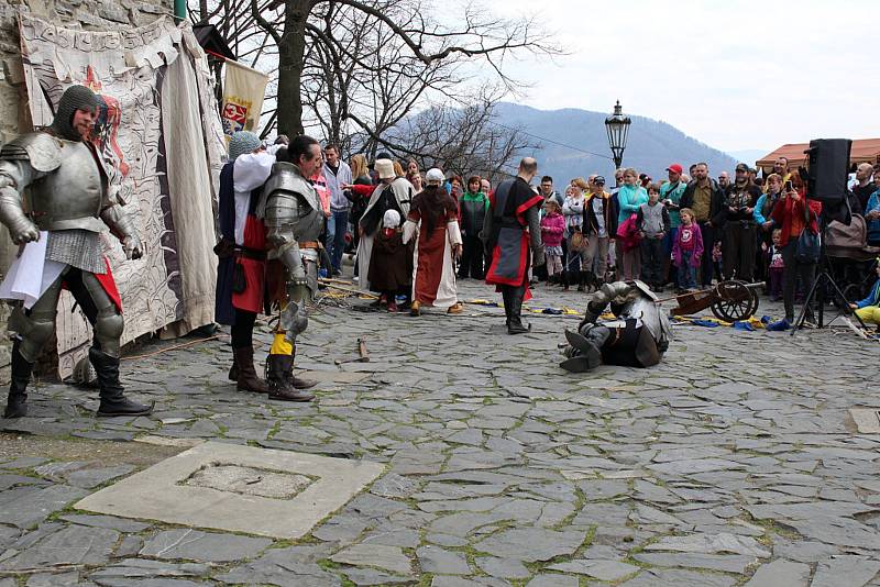 Hrad Štramberk s věží Trúba otevřel v sobotu 7. dubna své brány veřejnosti. Zahájení sezony se neobešlo bez šermířských soubojů.