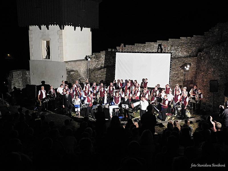 Nokturno pod věží se jmenoval koncert, na němž vystoupil  Lašský dechový orchestr se svými sólisty.