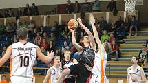 NOVOJIČÍNŠTÍ basketbalisté (v bílém) se představí poprvé doma v neděli 1. října, kdy přivítají celek Snakes Ostrava. 