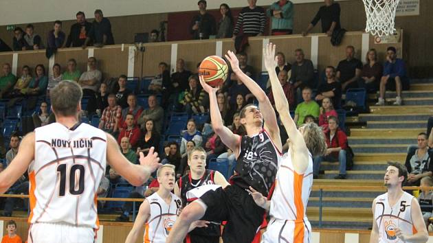 NOVOJIČÍNŠTÍ basketbalisté (v bílém) se představí poprvé doma v neděli 1. října, kdy přivítají celek Snakes Ostrava. 