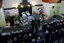 Deset dní po frenštátské tragédii se ve středu 27. února uskutečnil ve městě první pohřeb obětí ničivého výbuchu panelového domu. Manželé Konvičkovi se rozloučili na městském hřbitově se svými dětmi - šestiletým Radimkem a dvouletou Adélkou.