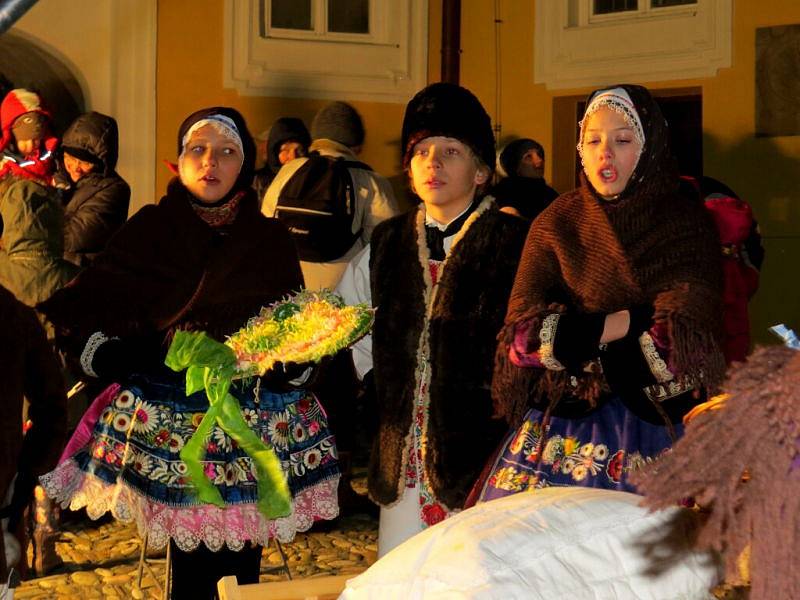 Již po několikáté, potřetí však v areálu bíloveckého zámku, byl v minulých svátečních dnech k vidění živý betlém s Marií, Josefem a malým Ježíškem ležícím v kolébce. 