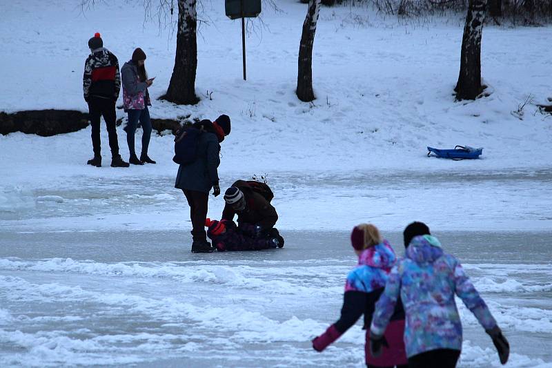 Desítky lidí využily ledu na přehradní nádrži Větřkovice u Kopřivnice a vyrazily si v úterý 16. února odpoledne zabruslit. Pár odvážlivců se také vykoupalo.