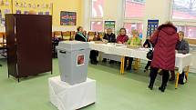 V Mořkově musely členky volební komise vyrazit s volební urnou do terénu ještě hodinu před koncem prvního kola prezidentských voleb.