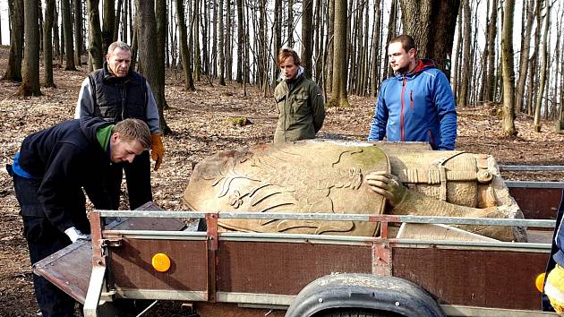 Poničenou sochu svatého Václava nechali členové Orla Štramberk převézt do sochařské dílny.