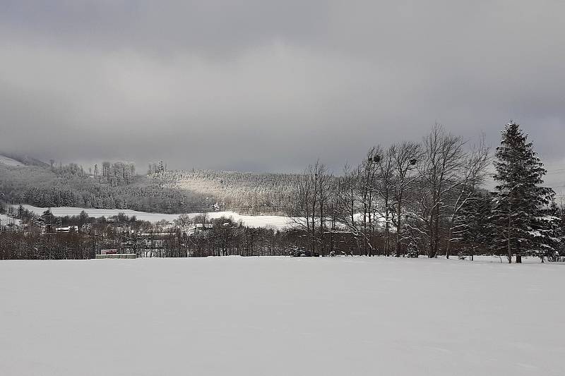 Z Noříčí hory v Trojanovich jsou krásné výhledy na Frenštát pod Radhoštěm, Trojanovice i na horu Kotouč. Z okolí hory je vidět kaple na Radhošti. Neděle 14. únota 2021.