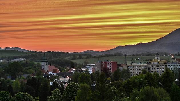 Východ slunce v pondělí 24. května 2021 ve Frenštátě pod Radhoštěm.