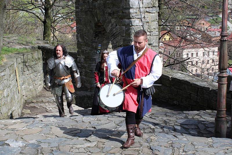 Desítky lidí mířily v sobotu 8. dubna na hrad Trúba, který se pne nad Štramberkem. Ve dvě hodiny odpoledne se na dolním nádvoří objevili šermíři, kteří svedli urputný boj.