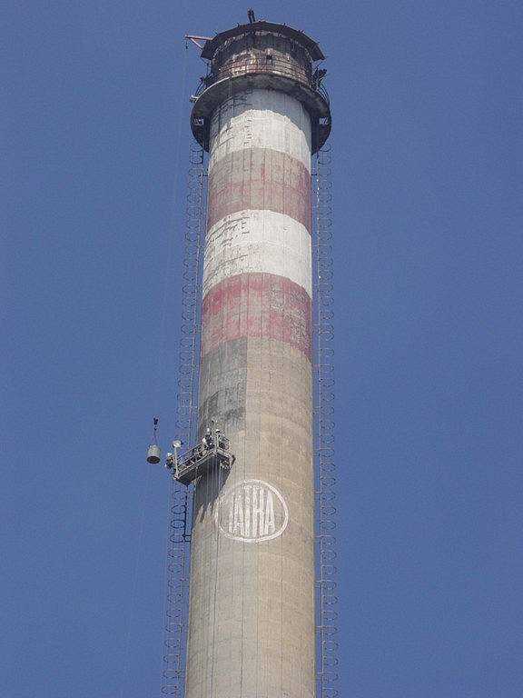 až do výšky 150 metrů musí v těchto dnech několikrát denně dělníci, kteří opravují jeden z komínů Energetiky Kopřivnice.