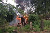 Čtyři jednotky hasičů zasahovaly v pondělí 6. července odpoledne v lesním porostu u obce Veřovice (okres Nový Jičín) u požáru menší rekreační chatky.