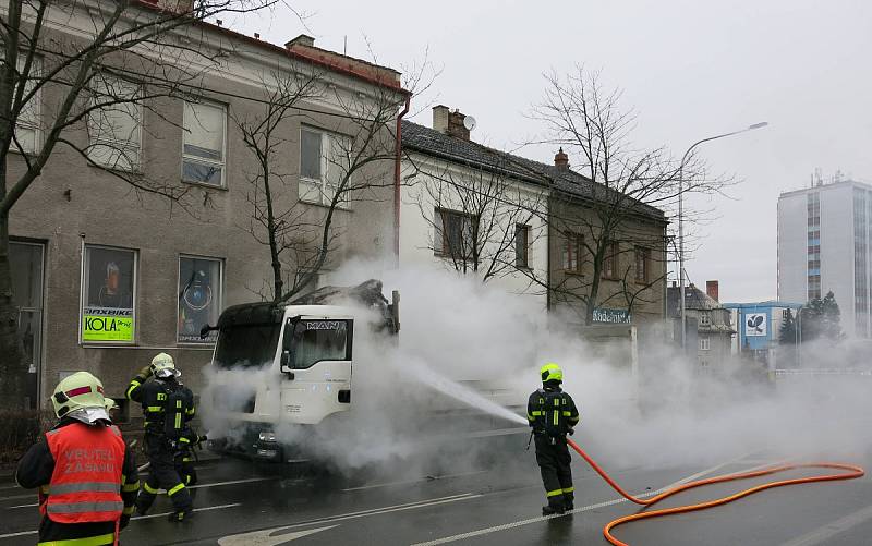 Požár nákladního automobilu MAN, převážejícího 5 tun plechů, v Novém Jičíně.