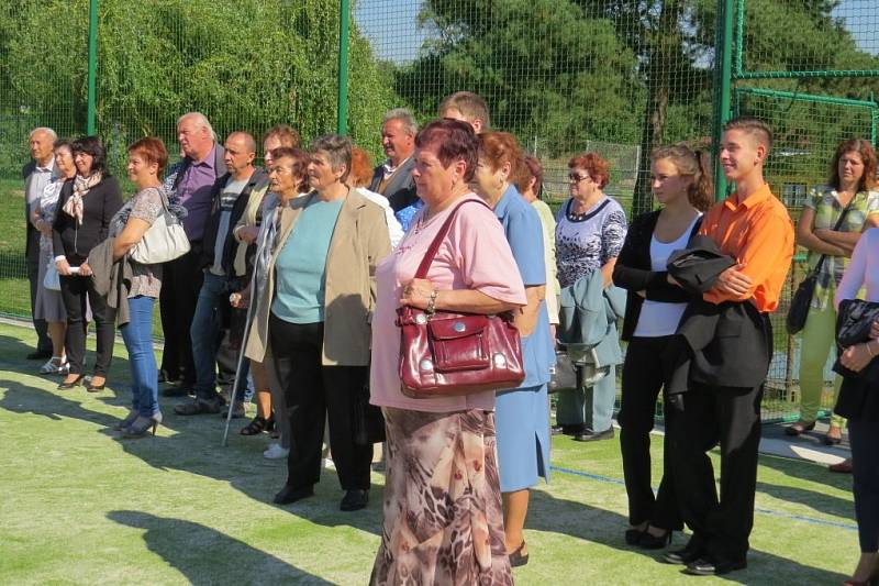 Nové hřiště mají oficiálně v provozu od soboty 7. září v Pustějově. Povrch, na kterém byl při otevření ještě písek, se hodí i k tvorbě ledu v zimě. 