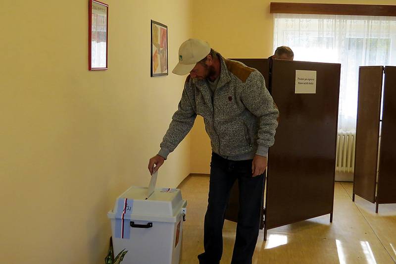 Ve Staré Vsi, místní části Bílovce, se tradičně volí v budově bývalé mateřské školy.